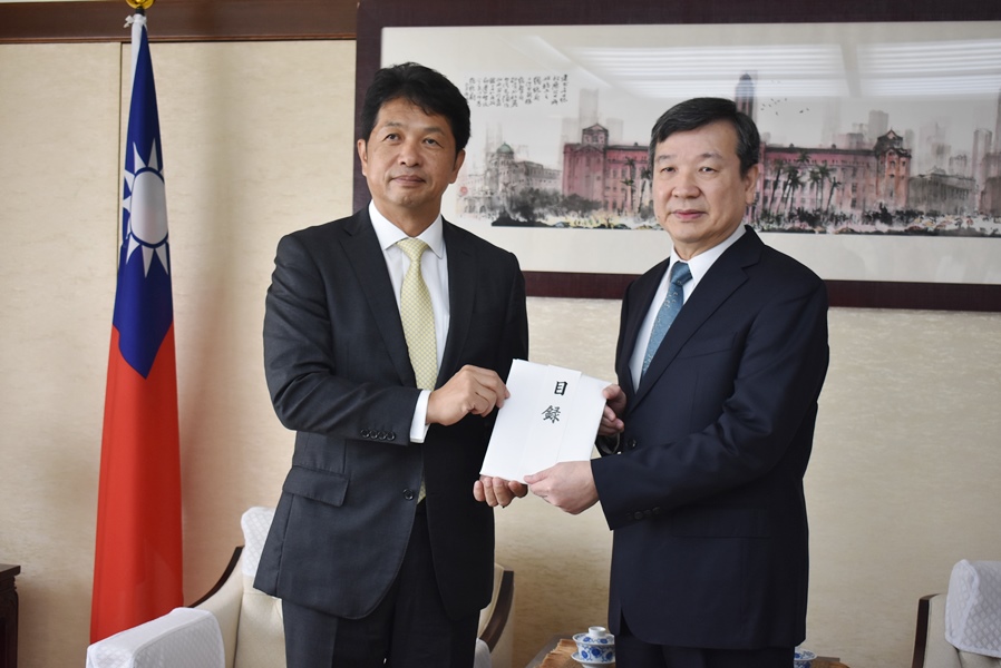 駐日代表処の李逸洋代表は10月2日、大井川和彦・茨城県知事一行の訪問を受け、先ごろ発生した台湾花蓮水害に対する茨城県からの義援金贈呈の目録を大井川知事から受け取った。李・駐日代表は、茨城県からの義援金贈呈に感謝の意を表すと共に、「この水害の発災後、大井川和彦・知事をはじめ茨城県の皆様から早々に届けられた多くの慰問のメッセージは被災地の人々にとり大きな励みになる」と述べた。