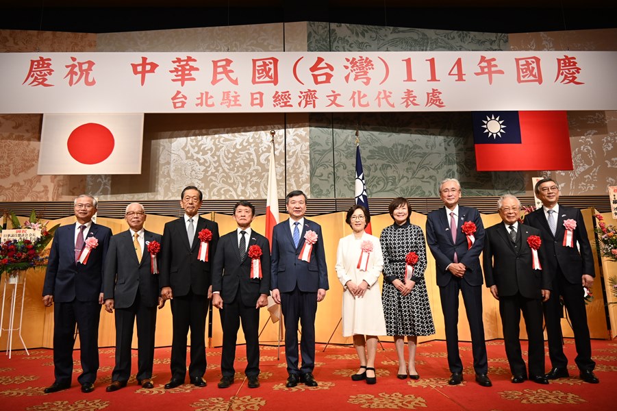 　駐日代表処の李逸洋代表は10月8日、「中華民国（台湾）114年双十国慶節祝賀レセプション」を都内のホテルで開催した。写真左から蔡明耀・駐日副代表、趙中正・全日本台湾連合会会長、隅修三・日本台湾交流協会会長、羅鴻健・日本中華聯合総会会長、李逸洋・駐日代表と夫人、安倍昭恵女史、古屋圭司・日華議員懇談会会長、倉田信靖・東京国際大学理事長/総長、周学佑・駐日副代表