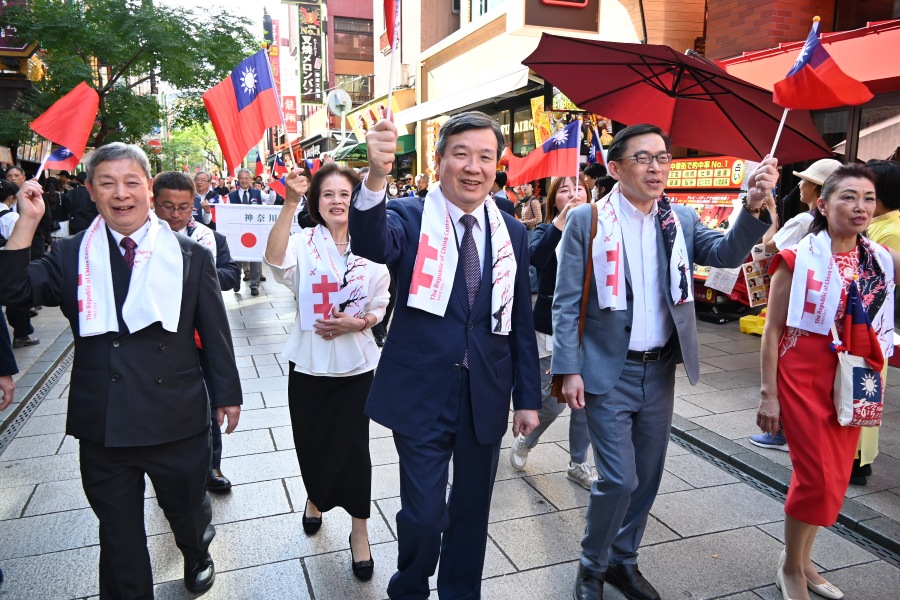 李逸洋・駐日代表は10月10日に横浜中華学院で開催された中華民国114年（2025年）双十国慶節祝賀イベントに出席し、「横浜中華街のパレードは、百年以上の歴史を持ち、孫文先生の志を受け継ぎ、民主と自由を追求するためのものだ」と挨拶した。
写真：パレード隊とともに横浜中華街を練り歩く李逸洋・駐日代表（中央）、許耀庚・横浜華僑総会会長（左１）、范振国・駐日代表処横浜分処処長（右２）。