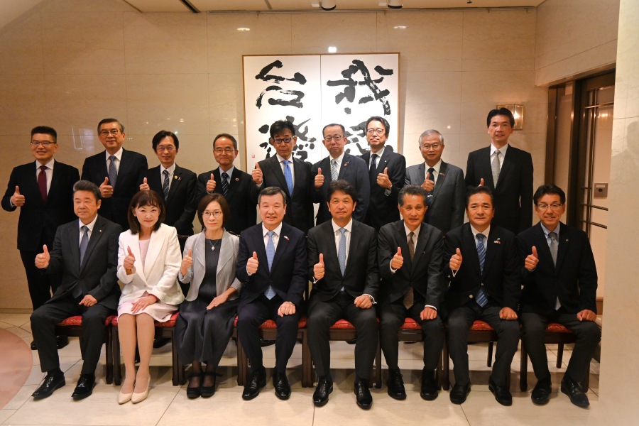 李逸洋・駐日代表は10月16日、駐日代表処で大井川和彦・茨城県知事および茨城県各自治体首長らと面会した。このなかで李代表は、茨城県を代表して大井川知事が台湾花蓮水害に対する義援金を贈呈し、災害復旧を支援してくれたことに感謝の意を表し、「知事と県内の各自治体首長が代表処に一堂に会するのは、日本の47都道府県の中で歴史上初めてのことで、大変光栄だ」と挨拶した。
写真：李逸洋・駐日代表（前列左４）、大井川和彦・茨城県知事（前列右４）、山口伸樹・茨城県笠間市長（前列右３）。