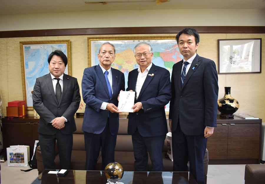 駐日代表処の蔡明耀・副代表は10月17日、坂本龍太郎・衆議院議員および「福島県議会日台友好議員連盟」の佐藤政隆・会長/議員およびメンバーである渡辺康平・議員らの訪問を受け、9月に発生した台湾花蓮水害に対する「福島県議会日台友好議員連盟」からの義援金贈呈目録を佐藤会長より受け取った。義援金はすでに台湾へ送金されており、蔡・駐日副代表は、同議連からの義援金贈呈に感謝の意を表した。佐藤会長は昨年発生した花蓮地震の際にも義援金贈呈のため駐日代表処を訪れた。写真左から坂本龍太郎・衆議院議員、「福島県議会日台友好議員連盟」会長の佐藤政隆・議員、蔡明耀・駐日副代表、「福島県議会日台友好議員連盟」メンバーの渡辺康平・議員。
