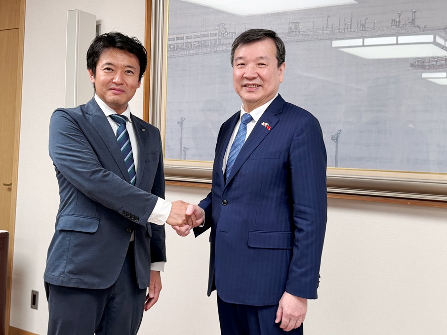 10月22日および23日、李逸洋・駐日代表は夫人を伴い青森県を訪問した。23日午前、李・駐日代表夫妻は宮下宗一郎・青森県知事を表敬訪問した。李・駐日代表は、「昨年11月に宮下知事が東京の駐日代表処を訪問した際、次は青森県で会うことを約束し、本日その約束が実現した」と述べた。また、「宮下知事が2023年に就任以来、台湾と日本の地方交流を積極的に推進しており、毎年代表団を率いて台湾を訪問し、すでに台中市長、台南市長、高雄市長らとも交流している」と述べた。また、「宮下知事が2023年に就任以来、台湾と日本の地方交流を積極的に推進しており、毎年代表団を率いて台湾を訪問し、すでに台中市長、台南市長、高雄市長らとも交流している」と述べた。李・駐日代表は、「台湾は青森県にとり最大のリンゴ輸入先である。台湾に年間約2万4000トンを輸出し、総輸出量の約7割を占めている」と述べた。写真：李逸洋・駐日代表（写真右）が宮下宗一郎・青森県知事（左）を訪問