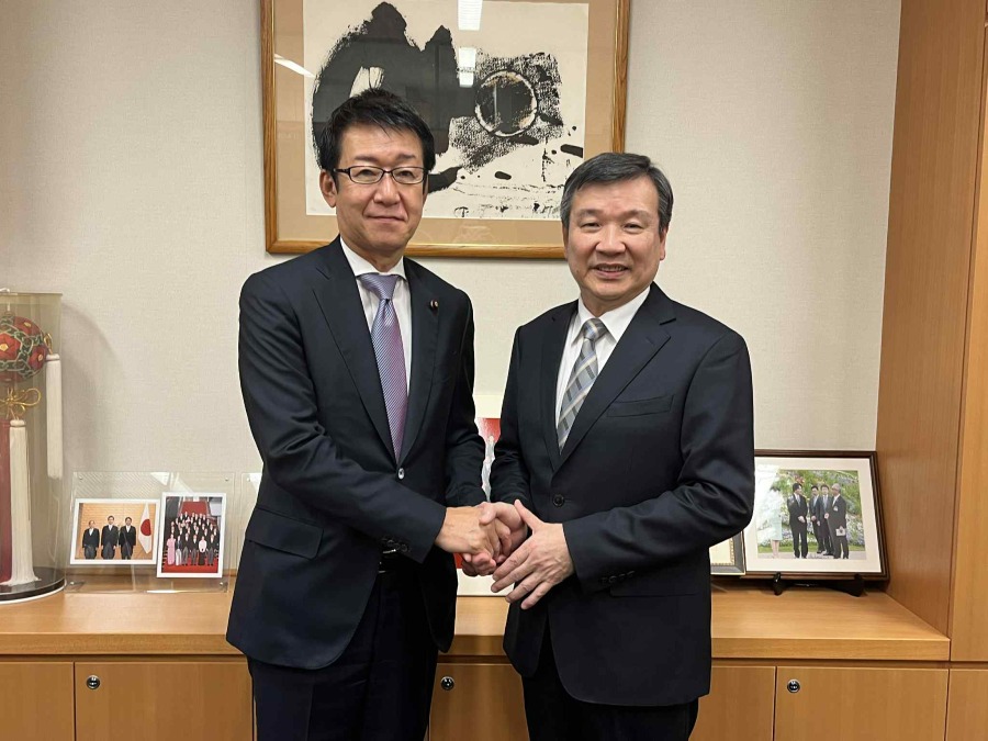 李逸洋・駐日代表が10月29、日田中良生・衆議院議員を訪問し、外交防衛、経済安全協力など、台日関係における幅広いテーマについて意見交換した。
李逸洋・駐日代表（写真右）、田中良生・衆議院議員(左)。
