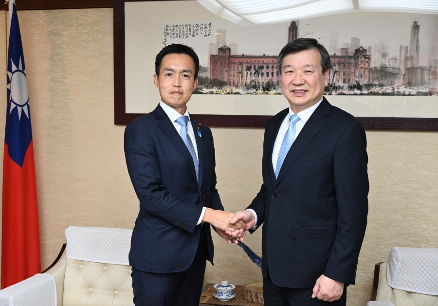 李逸洋・駐日代表は11月11日、平沼正二郎・自民党青年局長/衆議院議員一行と面会し、平沼局長および自民党青年局の役員の就任に祝意を表し、今後もお互いの努力を通じて台日間の交流を強化し、双方の友情を深めていくことに期待を示した。
写真：李逸洋・駐日代表（右）、平沼正二郎・自民党青年局長/衆議院議員（左）。