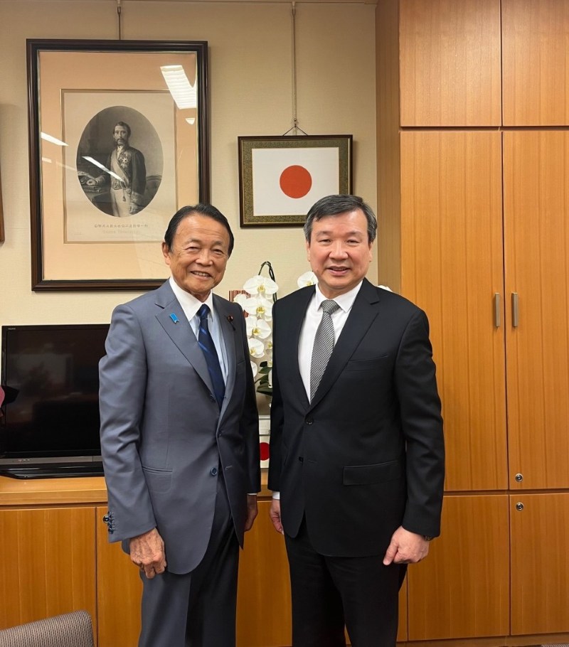 李逸洋・駐日代表は11月12日、麻生太郎・自由民主党副総裁/元首相を訪問し、日本の政局などについて意見交換した。
写真：李逸洋・駐日代表（右）、麻生太郎・自由民主党副総裁/元首相（左）。

