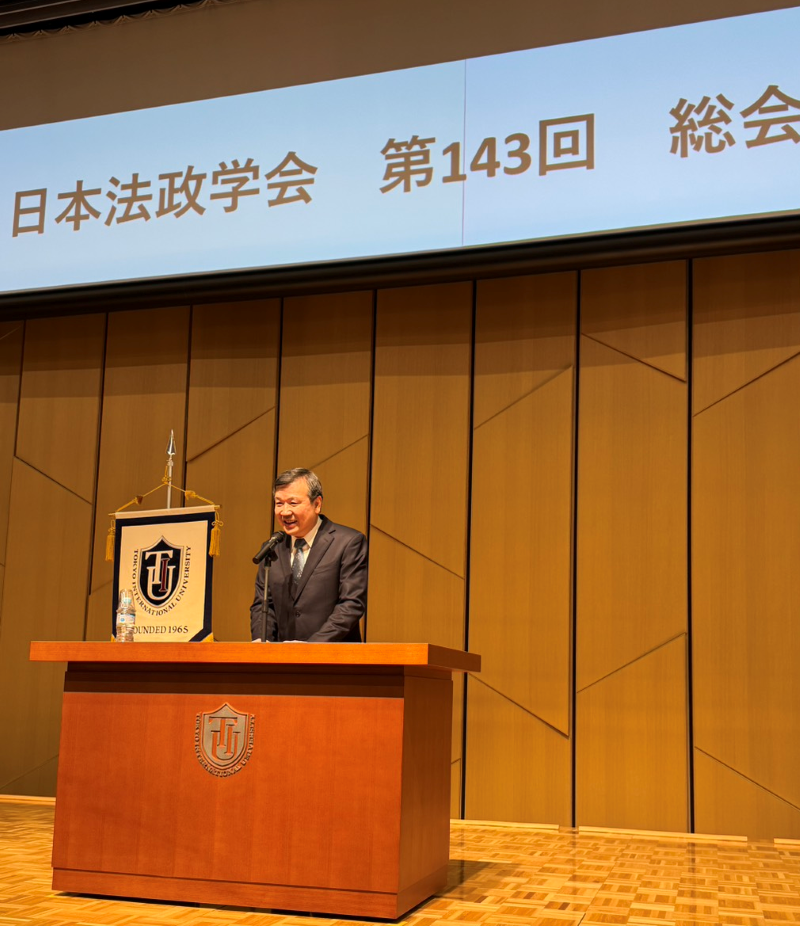 「日本法政学会」2025年度総会が12月6日、東京国際大学で開催され、李逸洋・駐日代表が「日台関係の深化と拡大」をテーマに基調講演を行った。同総会には百名余りの日本の大学教諭およびシンクタンク研究者らが出席し、日本の学術界の台日関係の発展に対する高い関心が示された。
写真：講演する李逸洋・駐日代表。