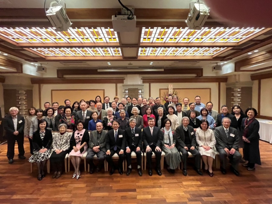 李逸洋・駐日代表夫妻は12月7日、「怡友会」の忘年懇親会に出席し、在日僑界の医師、学者、会員らとともに歳末に親睦を深めた。
写真：出席者らの集合写真。