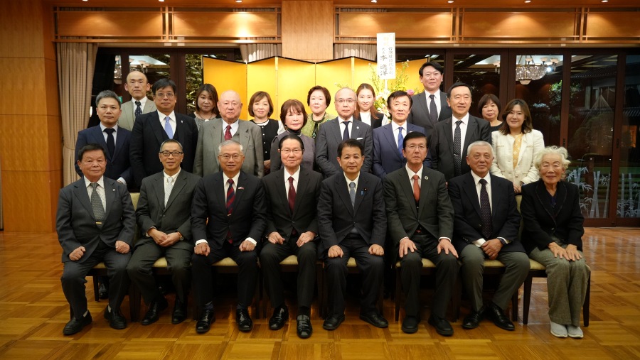 蔡明耀・駐日副代表は12月9日、「日本台湾親善協会」の懇親忘年会に出席した。このなかで挨拶した蔡副代表は、台湾海峡の平和と安定の重要性が世界各国から広く重視されるようになり、台湾海峡の平和と安定が世界の平和と繁栄に不可欠な要素であることが認識されていると述べ、台湾は中国の威圧に対して慎重に対処していくと同時に、先進武器の開発を強化し、練度の高い戦術など自衛能力向上に努め、台湾の安全保障と地域の平和と繁栄を守っていく考えを示した。
写真：蔡明耀・駐日副代表（前列左３）、衛藤征士郎・日本台湾親善協会会長（前列左４）、宮下一郎・衆議院議員（前列右４）。