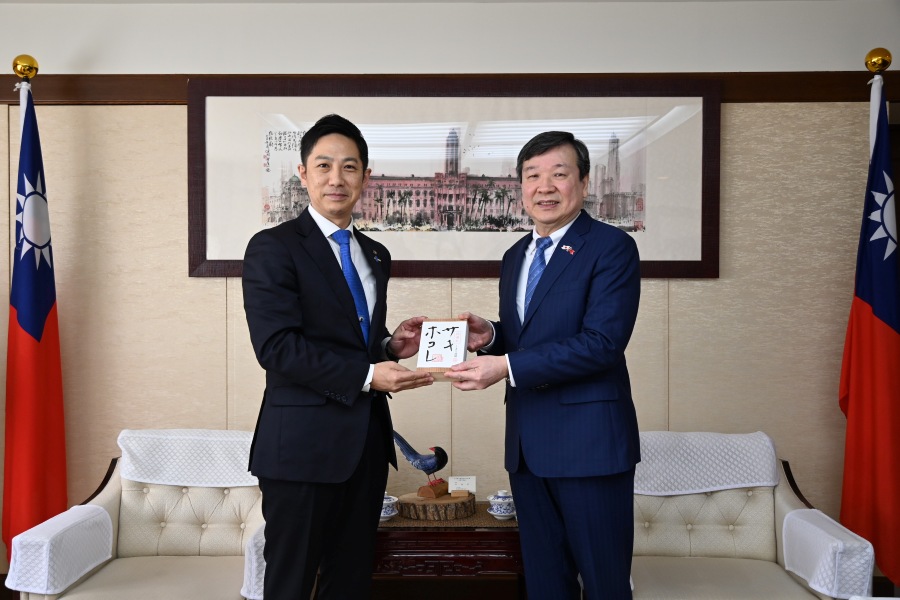 李逸洋・駐日代表は1月15日、駐日代表処を訪れた鈴木健太・秋田県知事と面会した。李代表は、台日両国の相互往来者数が年間で過去最高の820万人に達したことを説明し、秋田県がより多くの台湾人の来県を期待していることについては、ますます多くの台湾の国民が訪日しており、地方都市を訪れる深みのある旅をする人が増えるなかで、今まさに秋田県の魅力が発揮されるときが来ているとの考えを示した。
写真：李逸洋・駐日代表（右）、鈴木健太・秋田県知事（左）