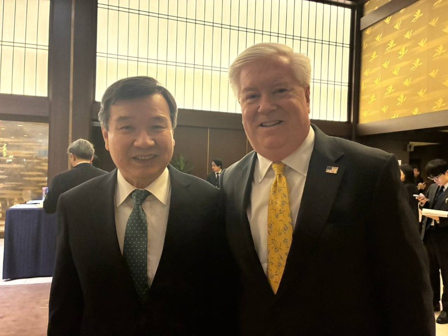 李逸洋・駐日代表は3月2日、「天皇誕生日祝賀レセプション」に出席し、会場で有村治子・自民党総務会長/参議院議員やジョージ・グラス駐日アメリカ大使、マリオ・トヨトシ駐日パラグアイ大使らと挨拶を交わした。
写真：李逸洋・駐日代表（左）とジョージ・グラス駐日アメリカ大使。