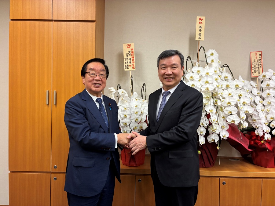 李逸洋・駐日代表は3月16日、渡辺博道・元復興大臣/衆議院議員を訪問し、台日交流および東北の復興事業などのテーマについて意見交換した。
写真：李逸洋・駐日代表（右）、渡辺博道・元復興大臣/衆議院議員（左）。