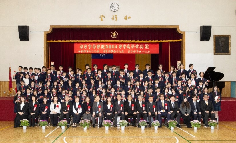 駐日代表処の周学佑・副代表は3月19日、関係者を伴い「東京中華学校」の卒業式に出席した。会場には多くの来賓も出席し、卒業生に心からの祝意を表した。照片：卒業生全員と来賓らによる集合写真
