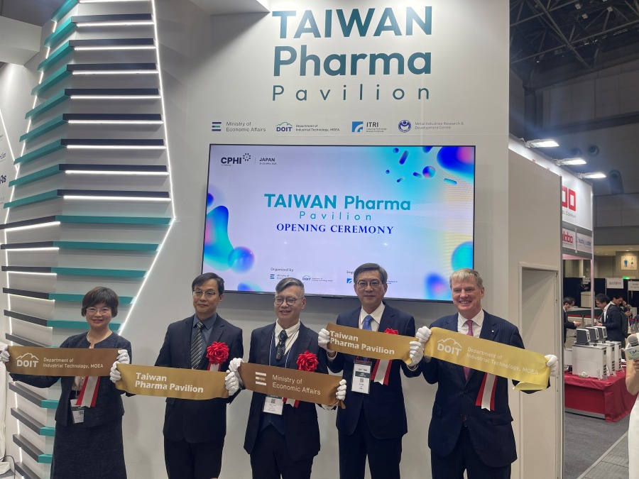周学佑・駐日副代表は「2026年日本国際医薬品開発展」（CPHI JAPAN 2026）に出席し、経済部産業技術司の主催、工業技術研究院および金属工業研究発展センターの協力により開設された「台湾医薬パビリオン」（TAIWAN Pharma Pavilion）の開幕式に来賓として出席し、挨拶を述べた。
写真：周学佑・駐日副代表（右2）は、来賓らとともにテープカットを行った（右から、CPHIのChristopher Eve副代表、周学佑・駐日副代表、戴建丞・経済部産業技術司簡任技正、姜至剛・衛生福利部食品薬物管理署署長、呂瑞梅・工業技術研究院生医・医材研究所所長）。
