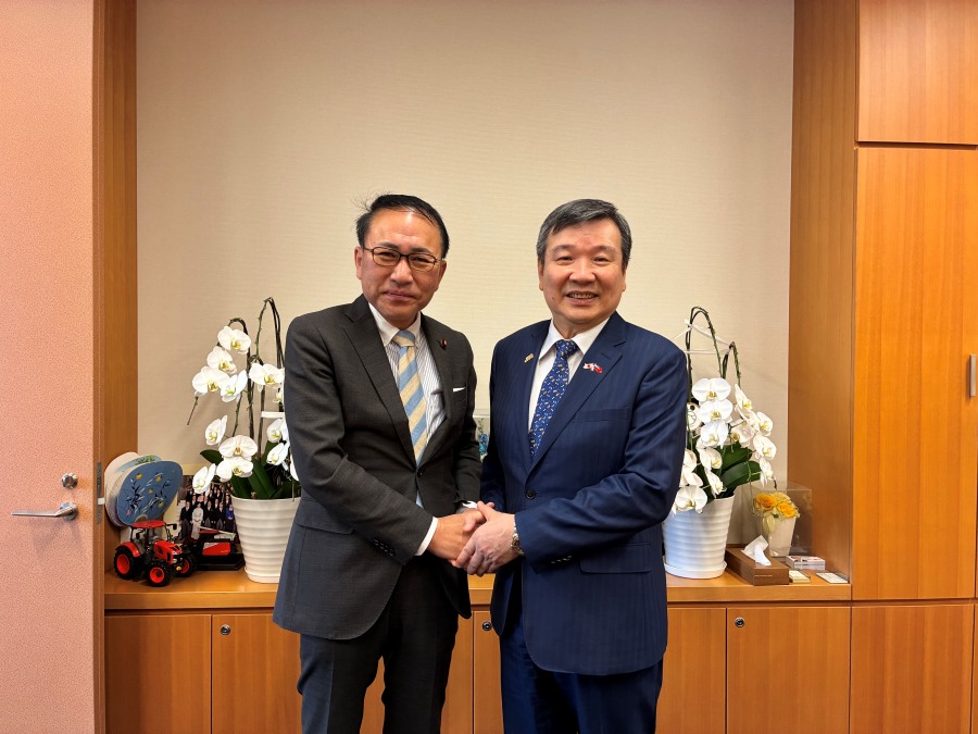 李逸洋・駐日代表は4月27日、元法務大臣の葉梨康弘・衆議院議員を訪問し、台湾と日本の産業連携および経済・貿易交流などのテーマについて意見交換した。
写真：李逸洋・駐日代表（右）、元法務大臣の葉梨康弘・衆議院議員（左）。