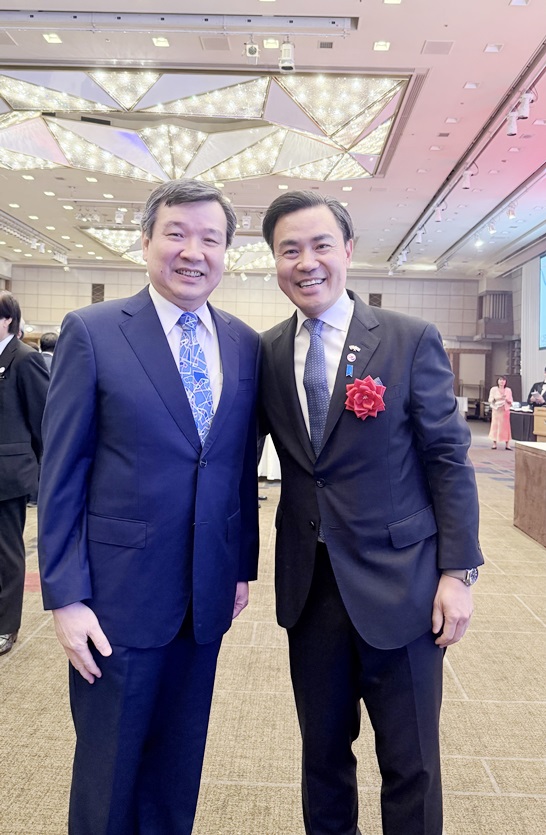 李逸洋・駐日代表は5月14日、「パラグアイ共和国建国記念レセプション・パラグアイ日本人移住90周年記念レセプション」に出席した。李・駐日代表はマサユキ トヨトシ・駐日パラグアイ大使へのあいさつの中で、「台湾とパラグアイの友好関係は深く、両国は来年、国交樹立70周年となる。わが政府を代表し、わが国との友好関係および台湾の国際社会への参加に対する貴国の長きにわたる揺るぎない支持に感謝する」と述べた。写真：李逸洋・駐日代表（左）、マサユキ トヨトシ・駐日パラグアイ大使（右）

