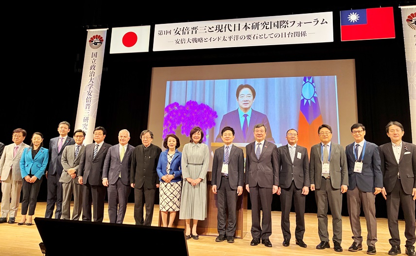 国立政治大学の安倍晋三研究センターが主催した「第1回 安倍晋三と現代日本研究国際フォーラム」が6月9日（火）東京で開催された。出席した李逸洋・駐日代表はあいさつの中で、「台湾、日本、米国など民主主義の国々が協力を強化し、自由で開かれたインド太平洋地域を共同で守っていきたい」と呼びかけた。頼清徳総統もビデオメッセージの形で祝意を表した。李・駐日代表は、邱義仁・総統府資政や安倍昭恵女史らとも挨拶を交わし交流した。写真：李逸洋・駐日代表（右5）、邱義仁・総統府資政（左7）、安倍昭恵女史（右7）、李世暉・国立政治大学安倍晋三研究センター長（右6）。