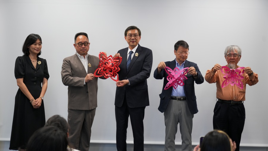 周学佑・駐日副代表は6月2日、駐日代表処台湾文化センターで開催された「剪花・綻放 ―― 華やかに咲き誇る台湾・馬祖列島の切り絵アート展」開幕式に出席した。このなかで挨拶した周副代表は、今回の展示を通して、台日間の文化理解と交流が促進されることを期待した。
写真：周学佑・駐日副代表（中央）、曽鈐龍・台湾文化センター長（左２）。