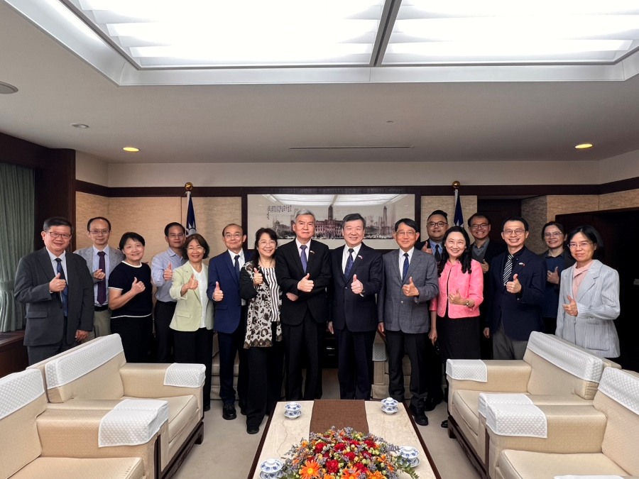 李逸洋・駐日代表は6月16日、国家衛生研究院の司徒恵康院長一行と面会し、スマートテクノロジー医療、多様性ある人材育成、国際公衆衛生ネットワークなどについて意見交換した。
写真：李逸洋・駐日代表（右８）、呉嘉文・駐日代表処科学技術部長（右３）、司徒恵康・国家衛生研究院院長（左８）と同院研究チームら
。