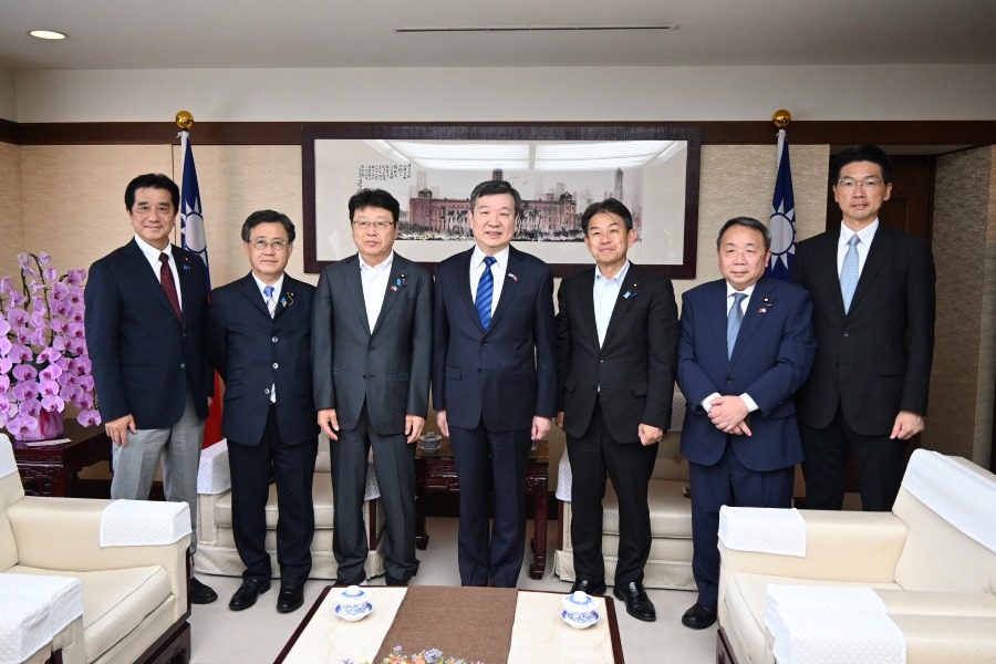 李逸洋・駐日代表は6月15日に超党派の勉強会「台湾海峡の平和と安定を考える国会議員の会」を設立した北村晴男・参議院議員一行と面会し、台日連携のさらなる強化などについて意見交換した。
写真：李逸洋・駐日代表（中央）、北村晴男・参議院議員（左３）、山田吉彦・参議院議員（左２）、西田薫・衆議院議員（右３）、横田光弘・衆議院議員（左１）、石平・参議院議員（右２）。