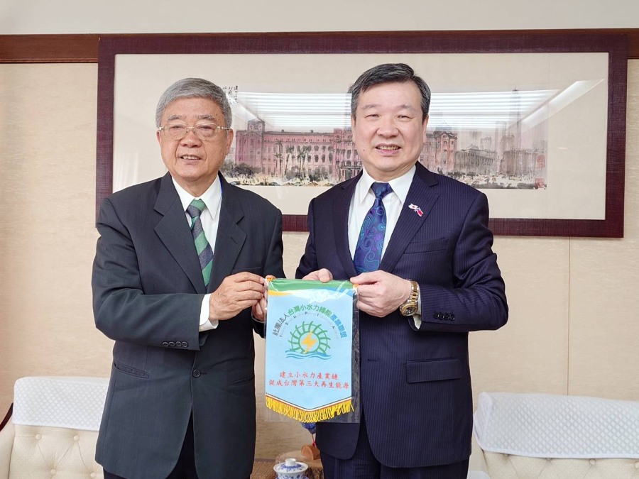 李逸洋・駐日代表は6月16日、「台湾小水力グリーンエネルギー産業連盟」（TSHPIA）の洪正中理事長および加盟企業代表らの訪日団と代表処において面会し、日台間の再生可能エネルギー交流、小水力発電の推進状況および今後の協力の方向性について意見交換を行った。
写真：李逸洋・駐日代表（右）と台湾小水力グリーンエネルギー産業連盟の洪正中理事長（左）。