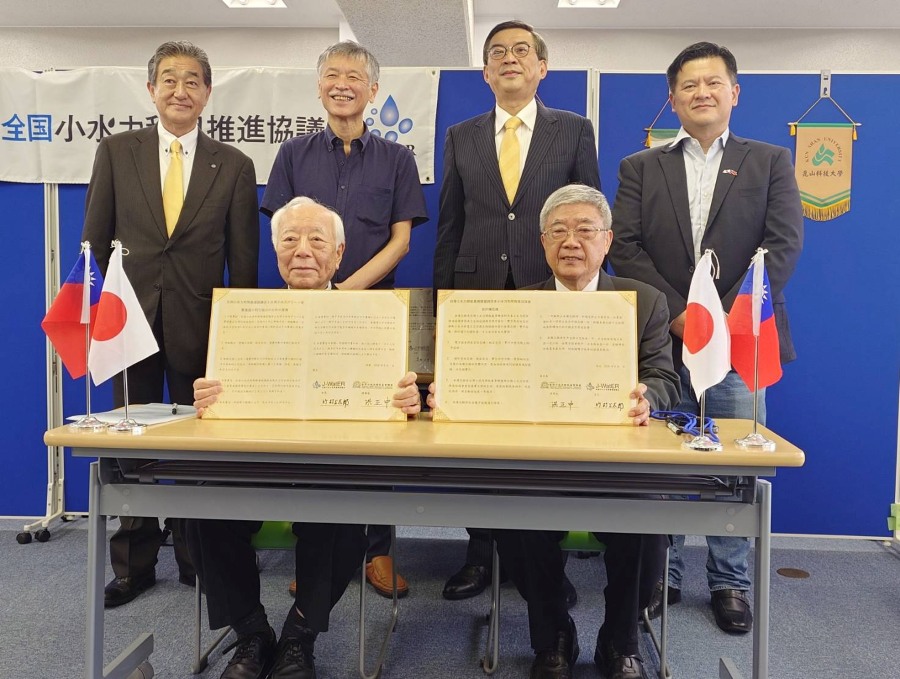 6月16日、周学佑・駐日副代表が、「台湾小水力グリーンエネルギー産業連盟」の洪正中理事長と日本の「全国小水力利用推進協議会」の竹村公太郎会長による協力覚書（MOU）更新署名式に立ち会った。
写真：周学佑・駐日副代表（後列右２）が、台湾小水力グリーンエネルギー産業連盟の洪正中理事長（前列右）と全国小水力利用推進協議会の竹村公太郎会長（前列左）による協力覚書署名に立ち会った。