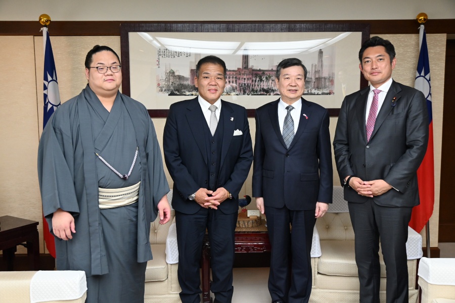 李逸洋・駐日代表は6月22日、川松真一朗・衆議院議員、大相撲力士の東白龍、玉ノ井親方ら一行と面会した。このなかで李代表は、「東白龍関は日本と台湾の血を引く力士であり、2021年に十両に昇進して関取となり、2023年11月場所で新入幕を果たした。台湾でも相撲は人気があり、2006年に大相撲海外巡業が台北で行われ、大きな反響を呼んだ」と述べ、台湾巡業の再度開催を望むとともに、東白龍関のさらなる活躍と相撲を通じた台日交流の深まりを期待した。
写真：李逸洋・駐日代表（右２）、川松真一朗・衆議院議員（右１）、玉ノ井親方（左２）、関取・東白龍（左１）。