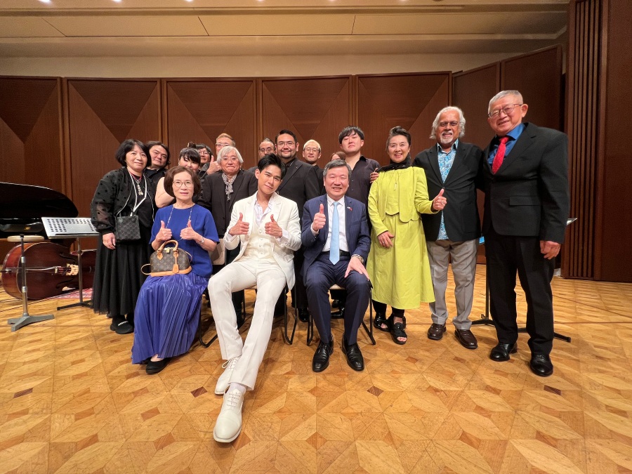 台湾の若手バイオリニスト・李齊（Richard Lee）氏が6月24日、東京・サントリーホールブルーローズにおいて初の日本リサイタルを開催し、李逸洋‧駐日代表が夫人とともに演奏を鑑賞した。
写真：李逸洋‧駐日代表（前列右）と、台湾出身のバイオリニスト・李齊氏（前列中央）、東京九重奏団のメンバーら。