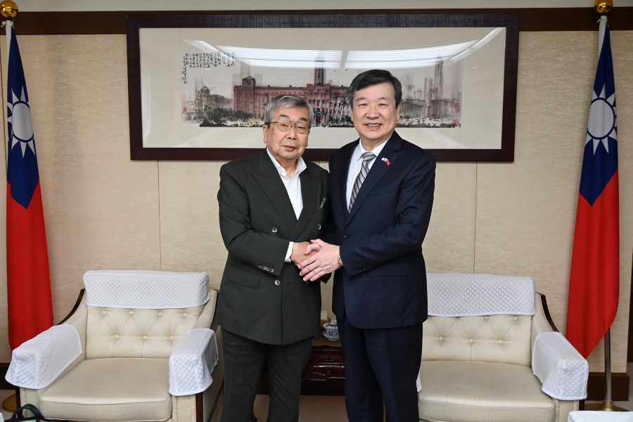 李逸洋・駐日代表は6月26日、「山形県日華親善協会」の後藤完司会長と面会し、後藤会長の長年にわたる山形県と台湾の友好交流への取り組みに感謝の意を表するとともに、台湾と山形県の交流強化について意見交換した。
写真：李逸洋・駐日代表（右）、後藤完司・山形県日華親善協会会長（左）。