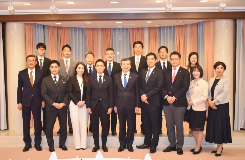 李逸洋・駐日代表は7月3日、自民党青年局の平沼正二郎・局長/衆議院議員をはじめとする同局のメンバーらと、台日間の各分野における交流・協力・連携、両岸関係など多岐にわたり意見交換を行った。写真：李逸洋・駐日代表（前列中央）、平沼正二郎・自民党青年局長/衆議院議員（前列左4）　