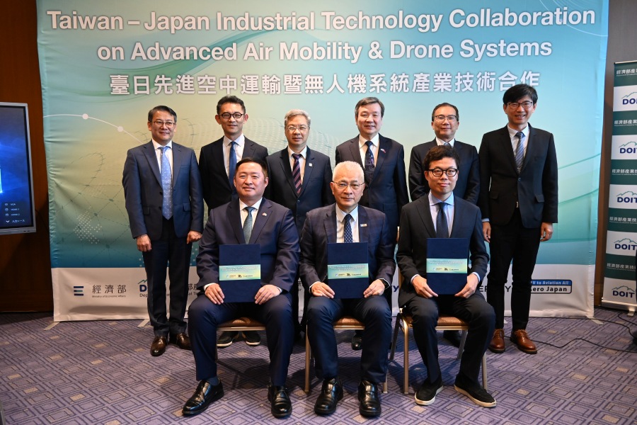 李逸洋・駐日代表は7月15日、東京都内で「台日先端エアモビリティ及びドローンシステム産業技術協力に関する覚書」締結式に出席した。
李逸洋・駐日代表（後列右３）、龔明鑫・経済部長（後列左３）、馬永成・政務委員（後列右２）が立ち会いの下、覚書調印の記念撮影。張培仁・工業技術研究院院長（前列中央）、許新勝・7A Drone社董事長（前列左）。