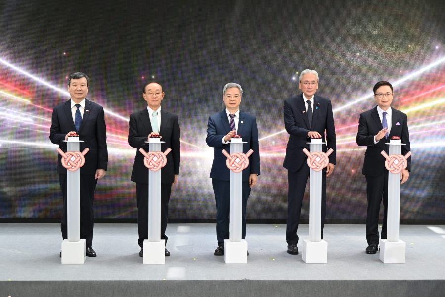 李逸洋・駐日代表は7月15日、東京・新宿住友ビル三角広場で開幕した「TAIWAN EXPO 2026 JAPAN」のオープニングセレモニーに出席した。このなかで李代表は、「台湾が世界をリードする製造効率と半導体製造技術を、日本が世界をリードする先端材料と設備の実力と結び合わせ、協力対象を半導体チップ産業から、ドローン、AI（人工知能）、次世代通信、ネットゼロなどの先を見据えた分野へと全面的に拡げていき、共に研究開発やイノベーションに取り組むことにより、互いの繁栄と発展を促進できる」と挨拶した。
写真左より、李逸洋・駐日代表、谷崎泰明・日本台湾交流協会理事長、龔明鑫・経済部長、古屋圭司・日本台湾友好議員連盟会長/衆議院議員、黄志芳・台湾貿易センター董事長（会長）。