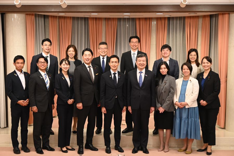 李逸洋・駐日代表は6月29日、自民党青年局の平沼正二郎・局長/衆議院議員をはじめとする役員らと、両岸情勢および台日間の経済・貿易、青年交流などについて意見交換を行った。  写真：李逸洋・駐日代表（前列右4）、平沼正二郎・自民党青年局長/衆議院議員（前列左5）