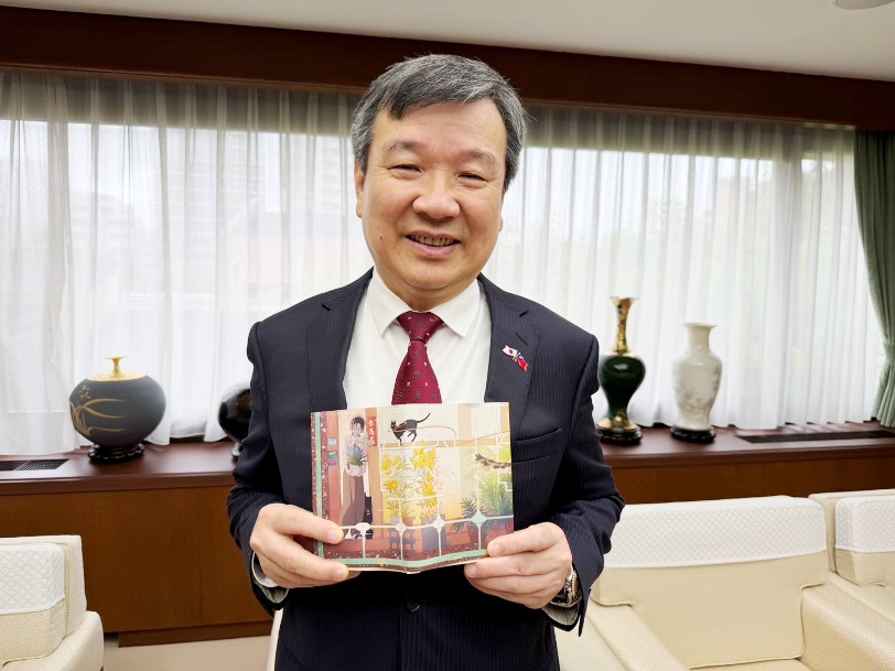 台湾文化センターは8月18日より、ジュンク堂書店池袋本店、magmabooks虎ノ門ヒルズ、東京堂書店神田神保町店にて「NEW VISIONS－ひらけ、台湾漫画の窓」展を開催している。本展では台湾漫画35作品を紹介するとともに、日本国際漫画賞銀賞を受賞した台湾の漫画家・南南日氏がメインビジュアルを手がけ、限定ブックカバーも展開している。李逸洋・駐日代表も本展を応援しており、漫画という台湾と日本に共通する文化を通して、より多くの日本の皆様に台湾の文化に触れていただくことを期待している。写真：本展の特製ブックカバーを手にPRする李逸洋・駐日代表