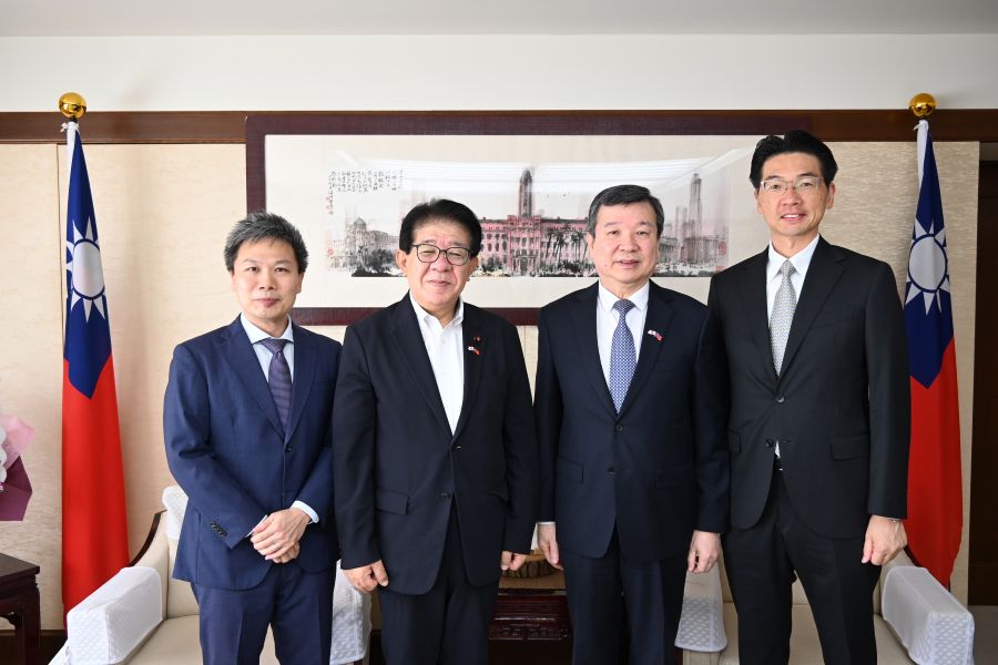 金子恭之・前国土交通大臣/衆議院議員が10月1日、李逸洋・駐日代表を訪問し、台湾と日本のさまざまな分野での交流について意見交換した。　写真：李逸洋・駐日代表（右2）、金子恭之・前国土交通大臣/衆議院議員（左2）