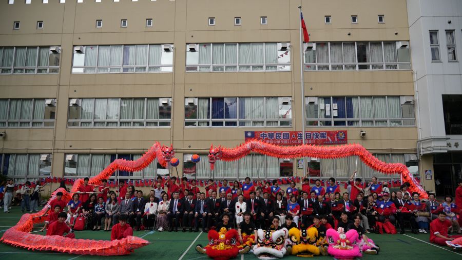 李逸洋・駐日代表は10月4日、中華民国留日東京華僑総会および中華民国留日東京同学会主催の「中華民国115年（2026年）双十国慶節慶祝大会」に出席した。李代表は挨拶のなかで、先日開催された米中首脳会談後にホワイトハウスが発表した成果文書には台湾についての記述は一切なく、米国国務省および米国のパーデュー駐中国大使も対台湾政策に変化はないと明言したことを説明した。
写真：李逸洋・駐日代表と東京中華学校での国慶節慶祝大会の来賓ら。