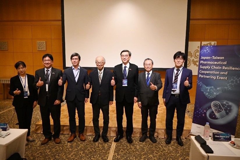 駐日代表処の周学佑・副代表は10月6日、経済部のバイオ医薬産業発展推進オフィス（BPIPO）、財団法人生物技術開発センター（DCB)などの共同開催による「台日薬品サプライチェーンのレジリエンス協力とビジネスマッチング交流会」(Japan-Taiwan Pharmaceutical Supply Chain Resilience Cooperation and Partnering Event）に出席し、あいさつの中で、台日間におけるバイオ・医薬品サプライチェーンの強靭性および戦略的協力の強化について期待を寄せた。写真：周学佑・駐日副代表（右3）、日本バイオインダストリー協会（JBA）の塚本芳昭・副理事長（右4）。