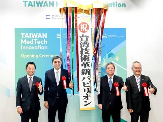 周学佑・駐日副代表は10月7日、MEDICAL JAPAN「台湾メドテック・イノベーションパビリオン」の開幕式に出席した。今回は台湾から61社が出展し、工業技術研究院、台湾生技医療器材工業同業公会、南部科学園区管理局、台湾貿易センターがそれぞれ展示エリアを設置。台湾のバイオ・医療産業の革新力を発信するとともに、台日間の技術・市場協力のさらなる深化を図った。
写真：周学佑・駐日副代表（左２）と工業技術研究院（ITRI）生医所の莊曜宇シニア技術専門家（右２）、台湾生技医療器材工業同業公会の陳建志理事長（右１）、MEDICAL JAPANの矢島大地事務局長（左１）。