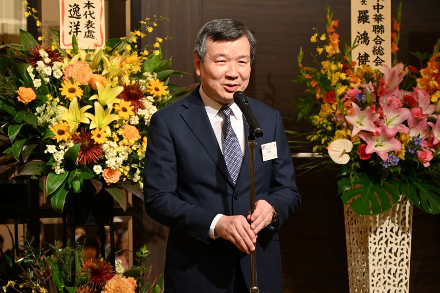 李逸洋・駐日代表は10月18日、千葉県中華総会が主催した「中華民国115年双十国慶節祝賀パーティー」に出席した。李・駐日代表はあいさつの中で、千葉県中華総会による国慶節祝賀会の盛大な開催および、長年にわたり台湾と日本の交流促進に尽力してきた僑胞らに対し敬意を表すと共に、台湾と千葉県の交流・協力が今後もさらに深まることを願った。写真：あいさつする李逸洋・駐日代表