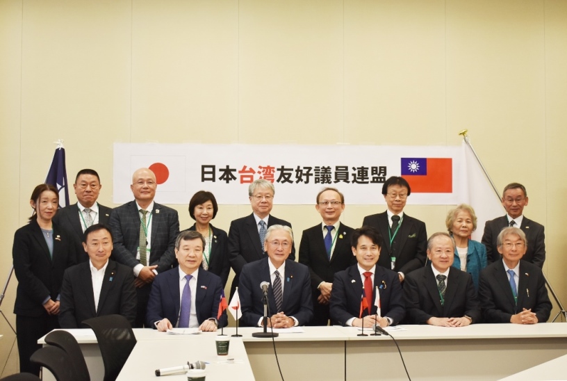 李逸洋・駐日代表は10月19日、日本台湾友好議員連盟（以下、日台友好議連）が衆議院議員会館の会議室で開いた「戸籍等における国名表記問題に関するプロジェクト チーム（PT）」報告会および記者会見に出席した。写真：李逸洋・駐日代表（前列左2）、日台友好議連の古屋圭司会長（前列左3）および滝波宏文・「戸籍等における国名表記問題に関するプロジェクト チーム」座長（前列右3）。
