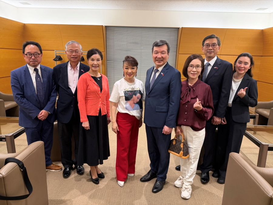 李逸洋・駐日代表は10月15日、東京国際フォーラムで開催された台湾出身の歌手、ジュディ・オングさんの「歌手生活60周年記念コンサート」を鑑賞した。写真：コンサート後、李逸洋・駐日代表（右4）、蔡明耀・駐日副代表（左2）、周学佑・駐日副代表（右2）、曽鈐龍・台湾文化センター長（左１）らがジュディ・オングさん（左4）と共に