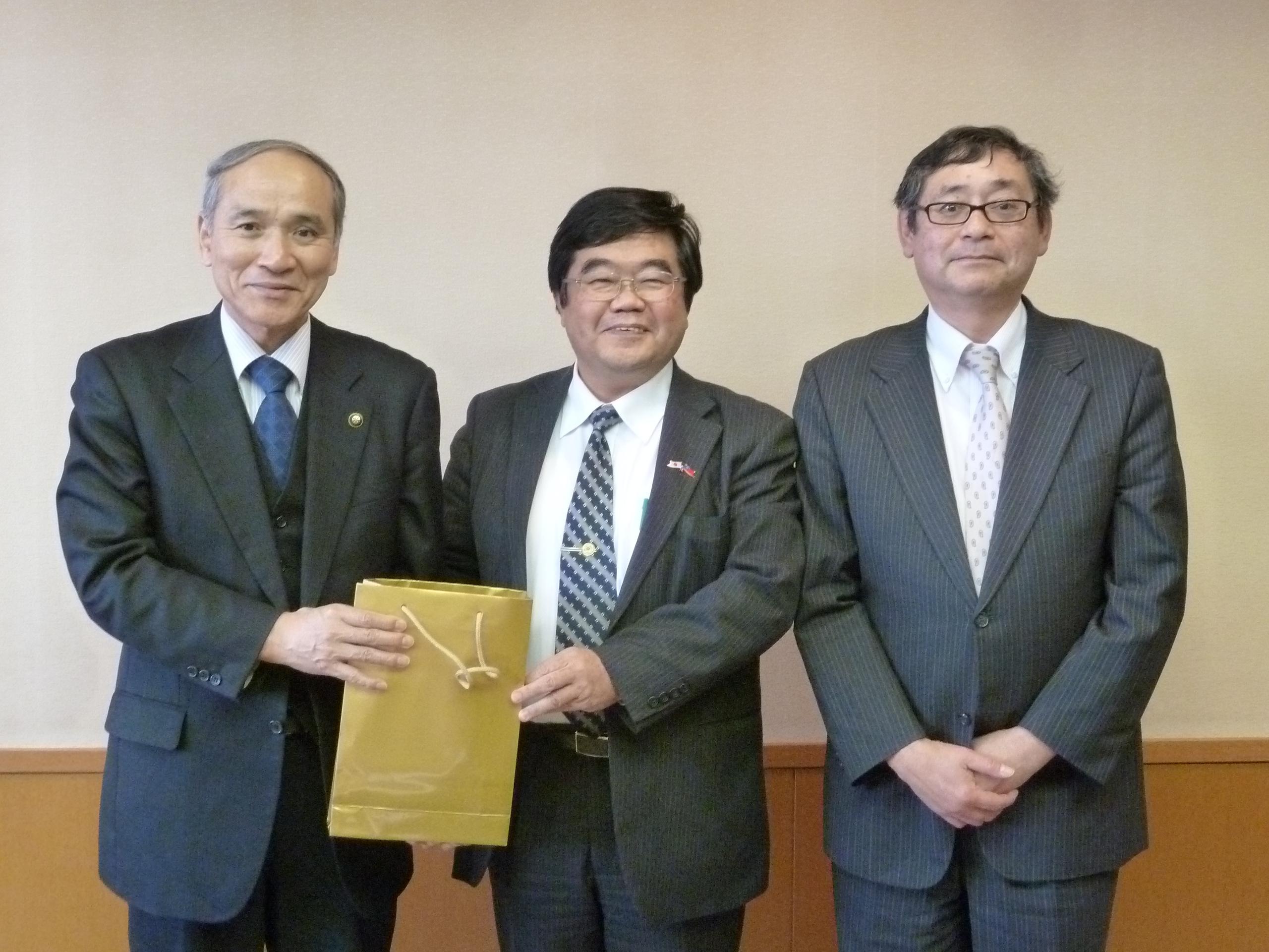 戎總領事與髙木典雄市長、吉岡慎一副市長合影。