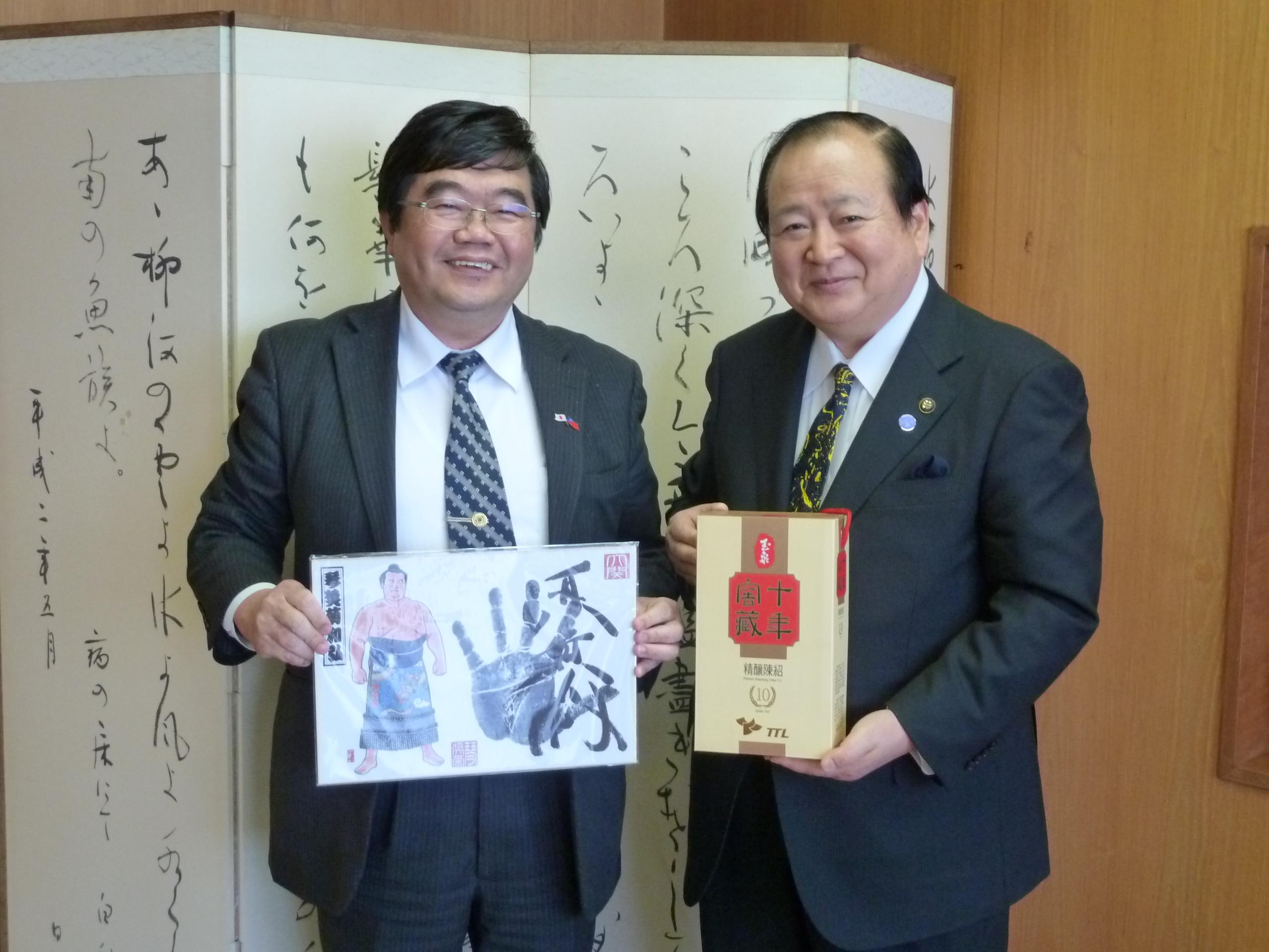 3/25戎總領事拜訪福岡縣柳川市金子健次市長。
