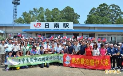市議會民進黨團造訪日南火車站時，當地民眾揮舞中華民國國旗熱情歡迎。（記者黃鐘山攝）