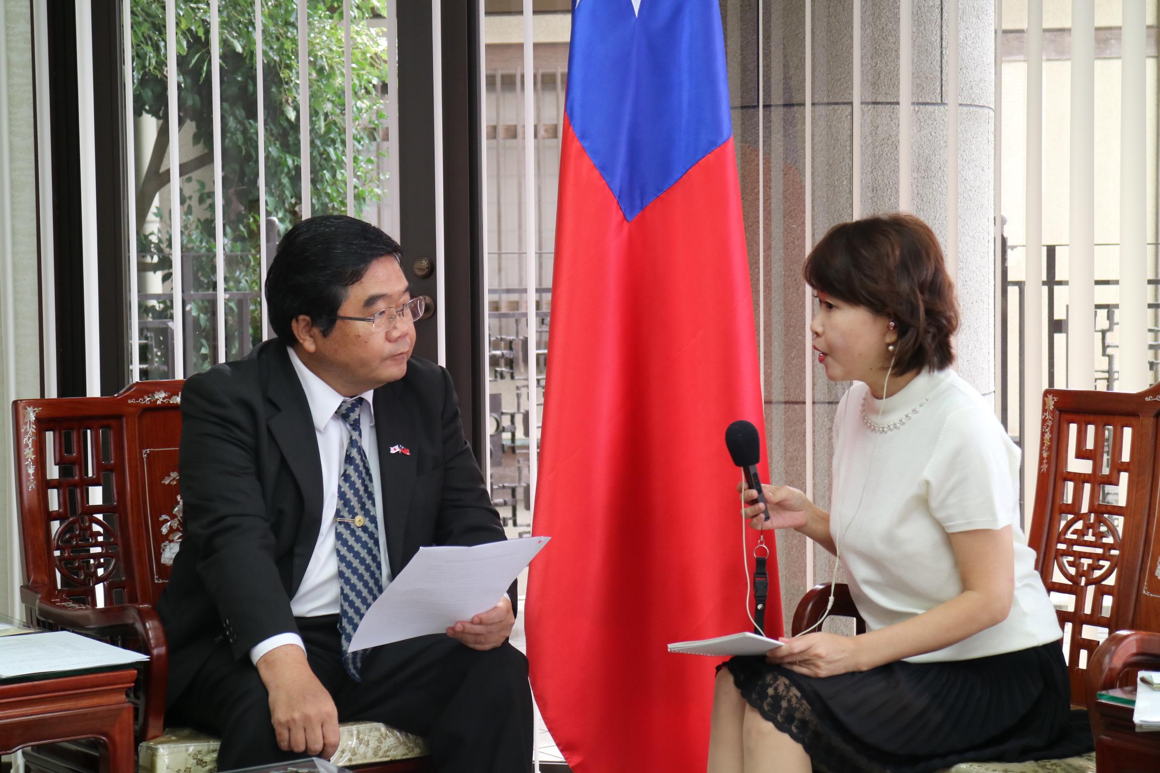 10月17日，戎總領事接受RKB每日放送村上幸子記者(右)的採訪