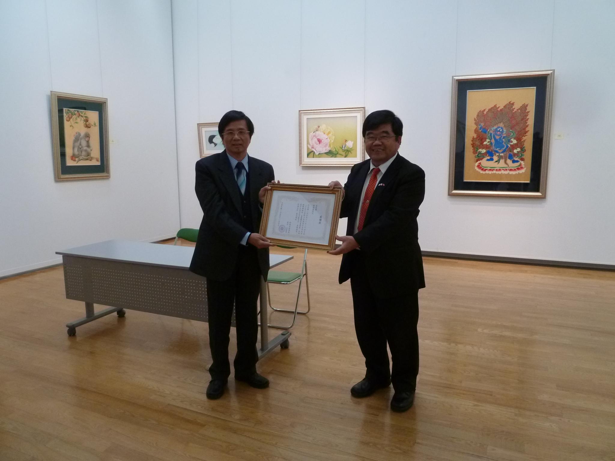 戎總領事頒發感謝狀給台灣膠彩畫畫家黃鴻基