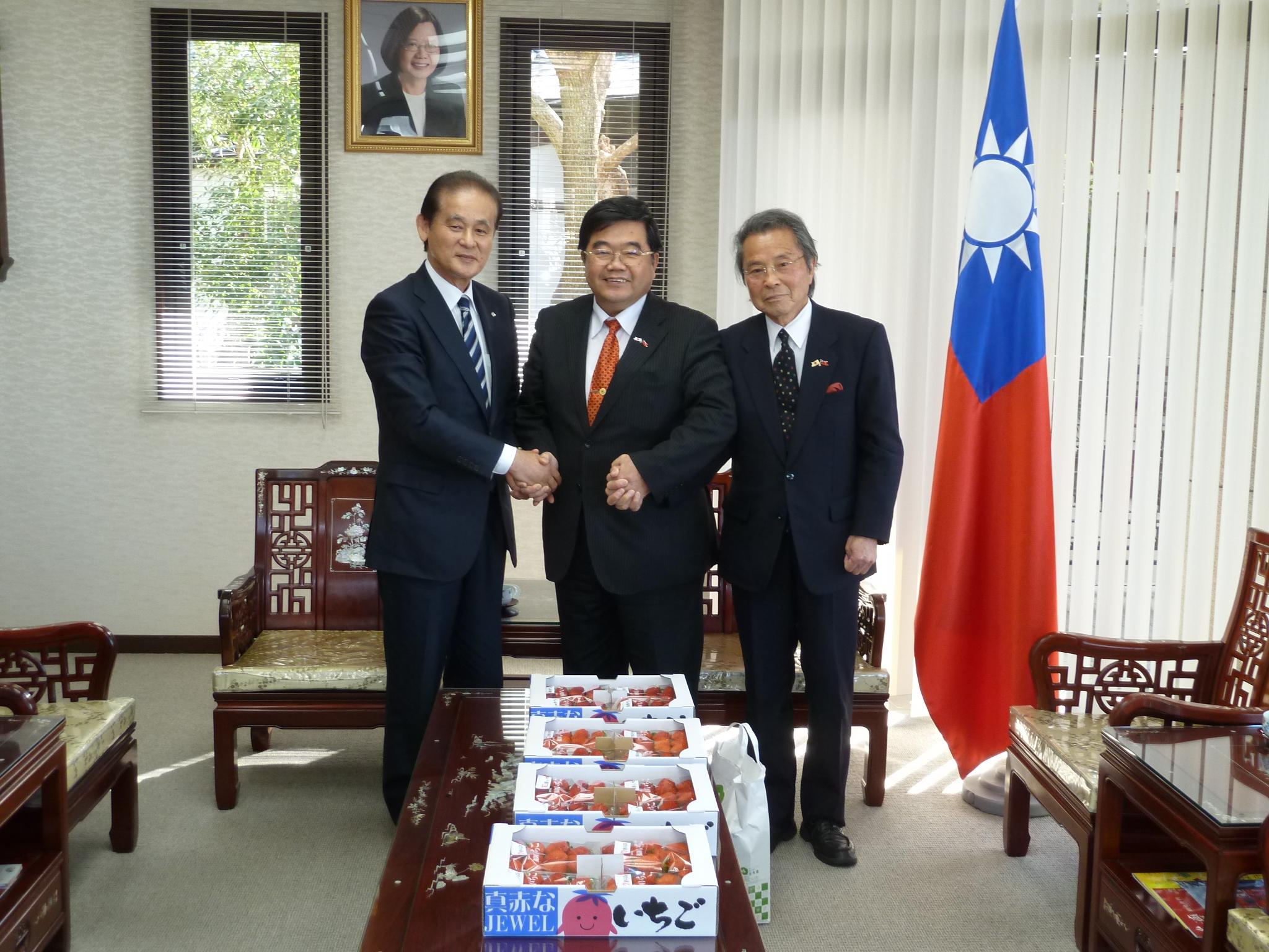 大木町石川潤一町長（左）、福岡縣青色申告會聯合會志牟田敏剛顧問（右）