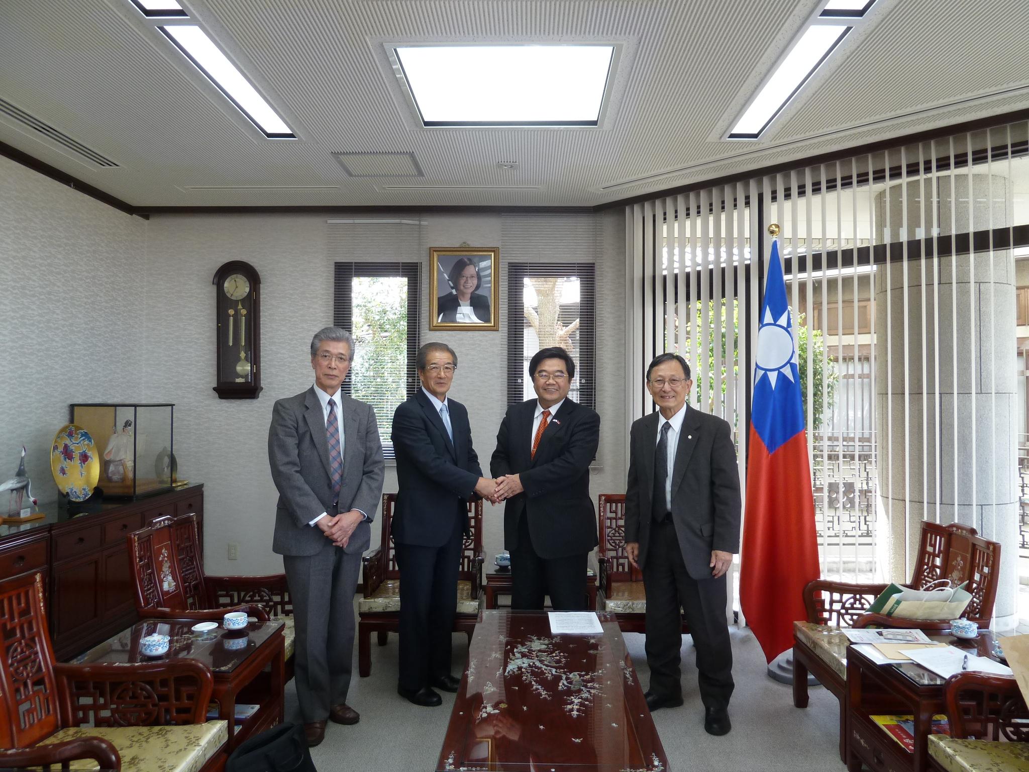 志賀哲太郎顯彰會宮本睦士會長（左二）、植山洋一事務局長（左一）、折田豐生先生（右一）