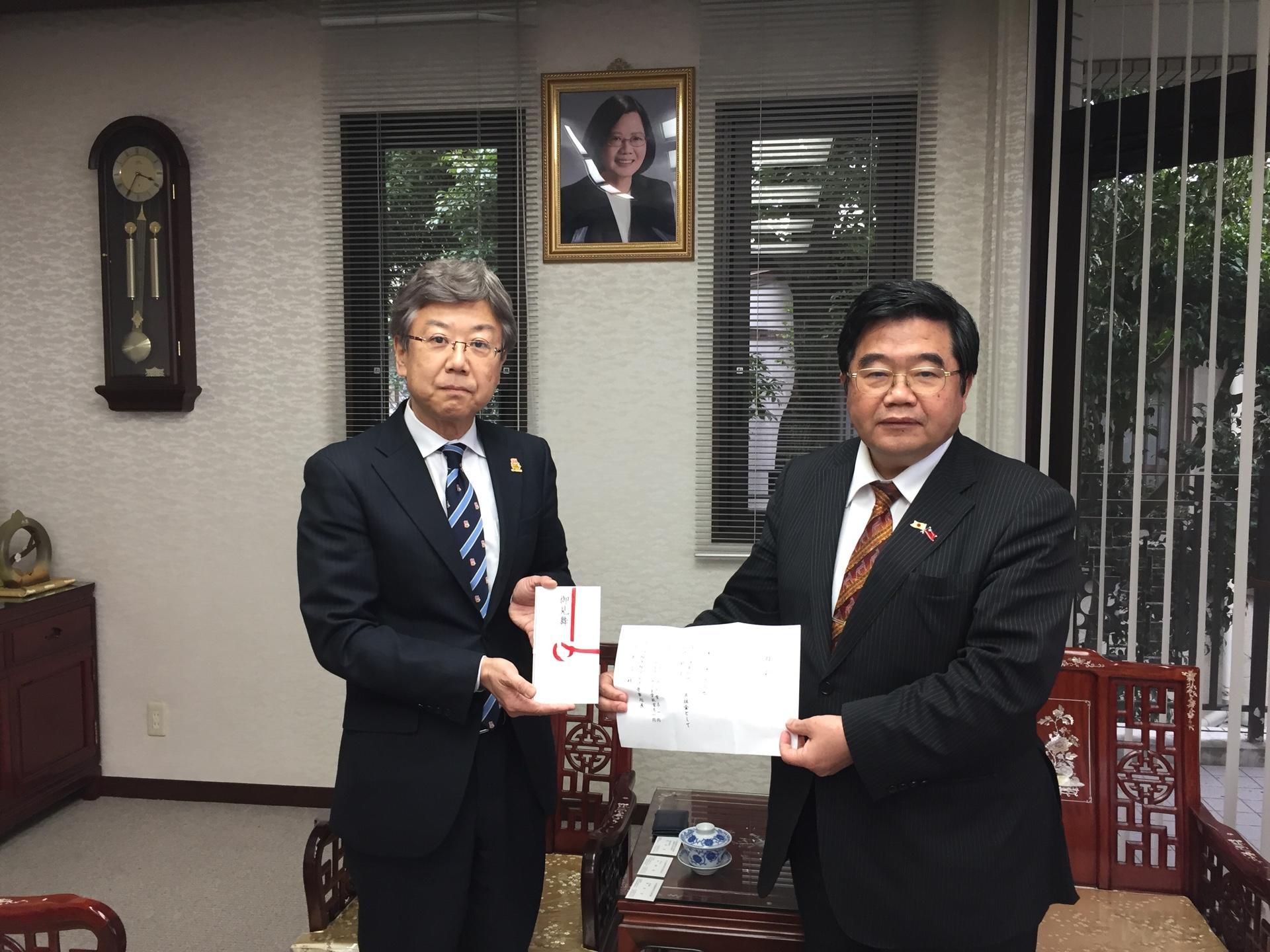 3月9日，大分縣福岡事務所所長中山和充慰問花蓮震災並捐款。