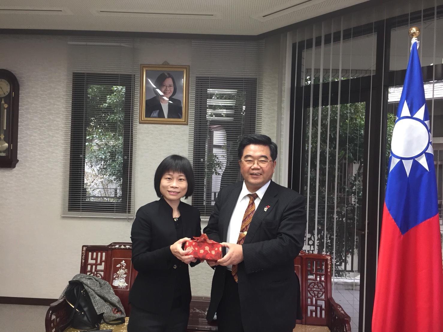 台灣觀光協會副秘書長羅瓊雅(左)