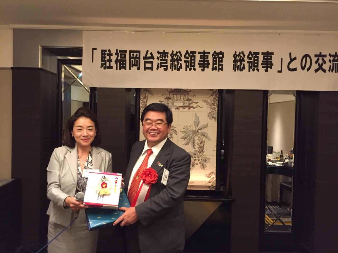 7月3日晚間，戎總領事應邀在福岡中小企業經營者協會以「明治維新150年與台灣」為題發表演講並參加退職歡送會。
